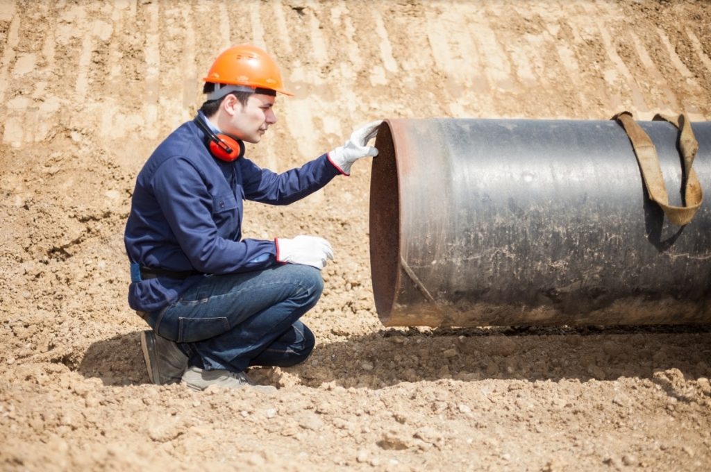 Specialist die rioolprobleem oplost wanneer u een rioolbedrijf inschakelt voor reparatie