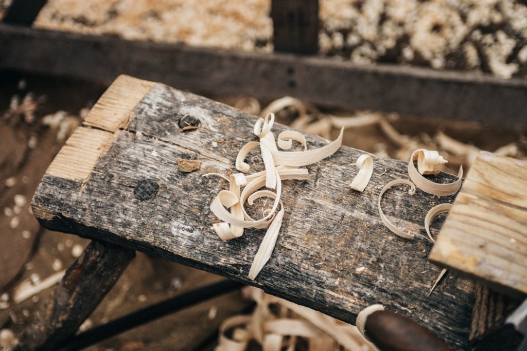 Hippe en stijlvolle meubels van staal en hout met industrieel design voor tuin en terras