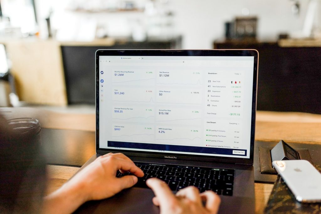 Grafische weergave met crypto news symbolen, forums en YouTube iconen voor het volgen van cryptocurrency-updates