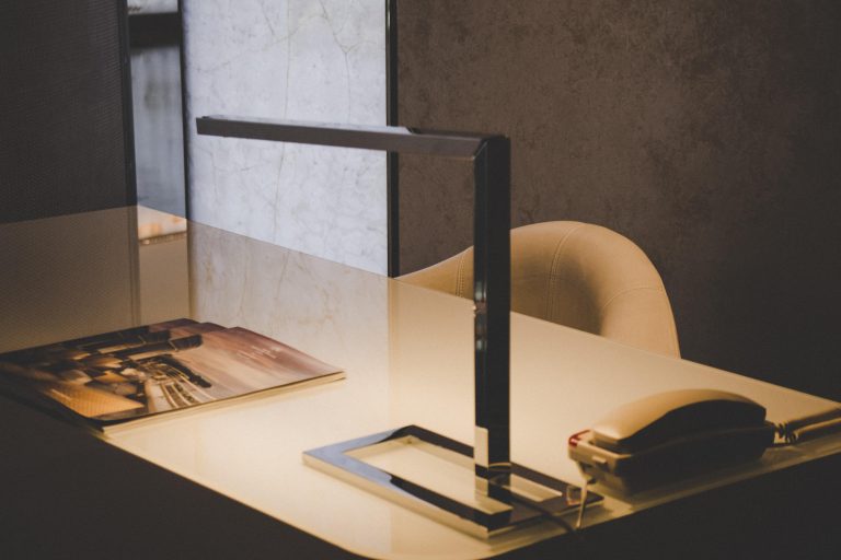 Beroemdheden Herman Miller bureaustoel in kantooromgeving voor ergonomisch werken
