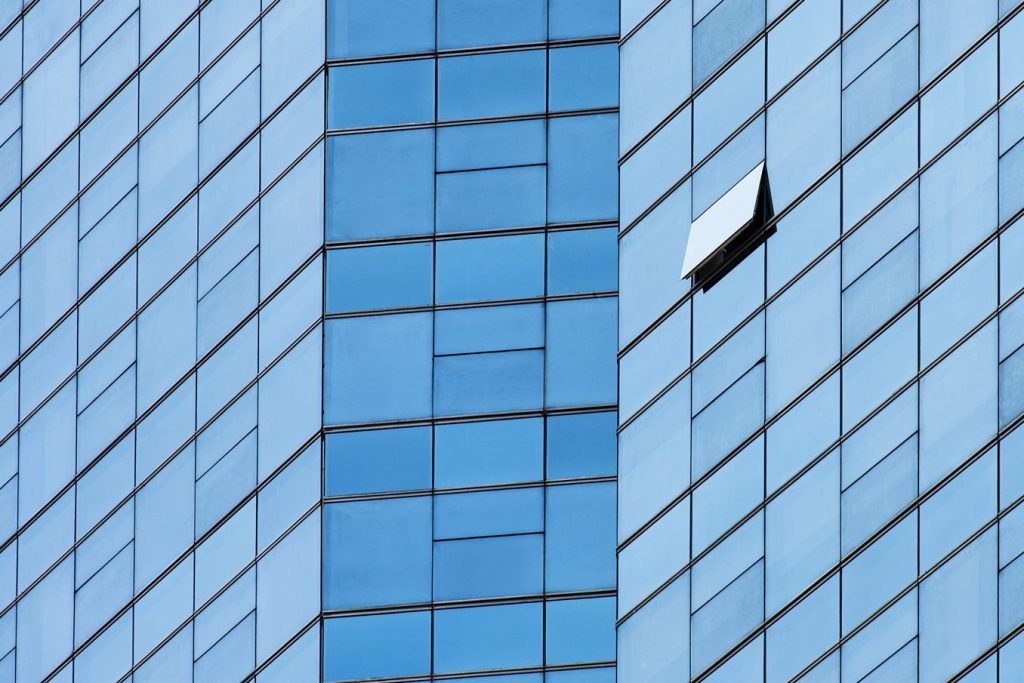 Raam openen voor ventilatie - onderdeel van slimme oplossingen voor een optimaal binnenklimaat bij bedrijven
