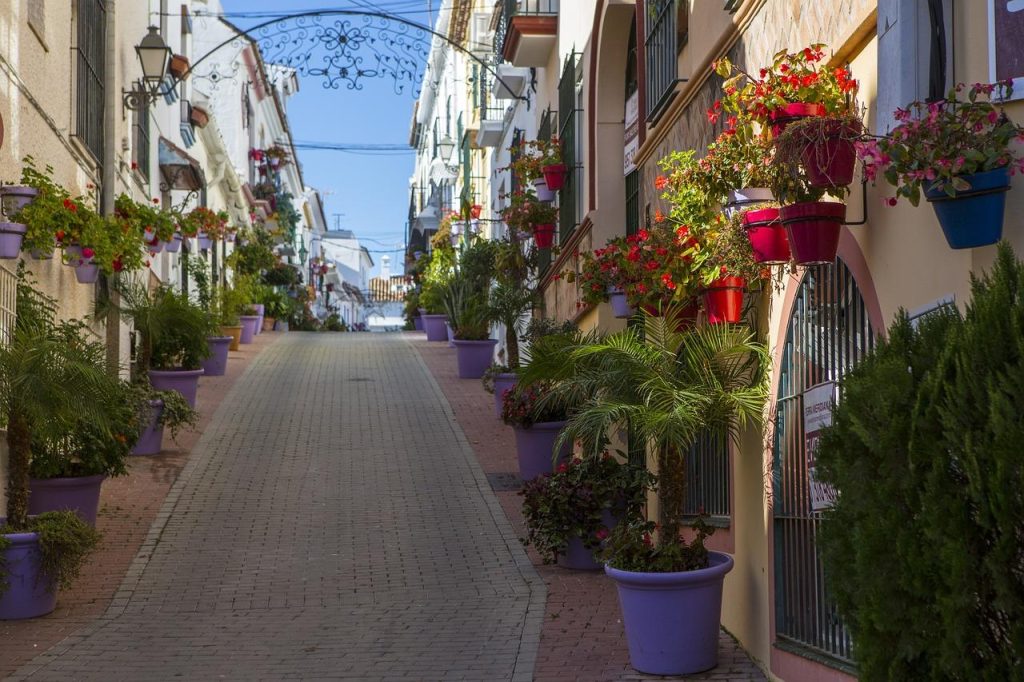 Witgekalkte huizen en kleurrijke bloemenstraten in de oude stad van Estepona, symbolisch voor de charme van Estepona voor hui