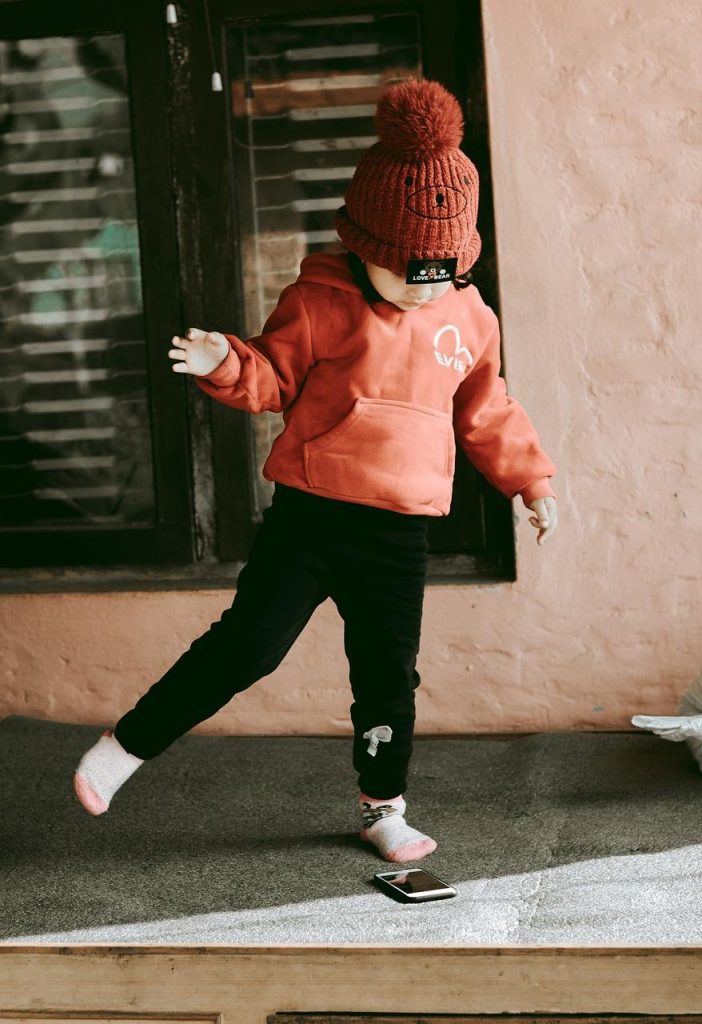 Trends in kinderkleding voor 2025 inclusief duurzame materialen, kleurrijke prints en genderneutrale stijlen