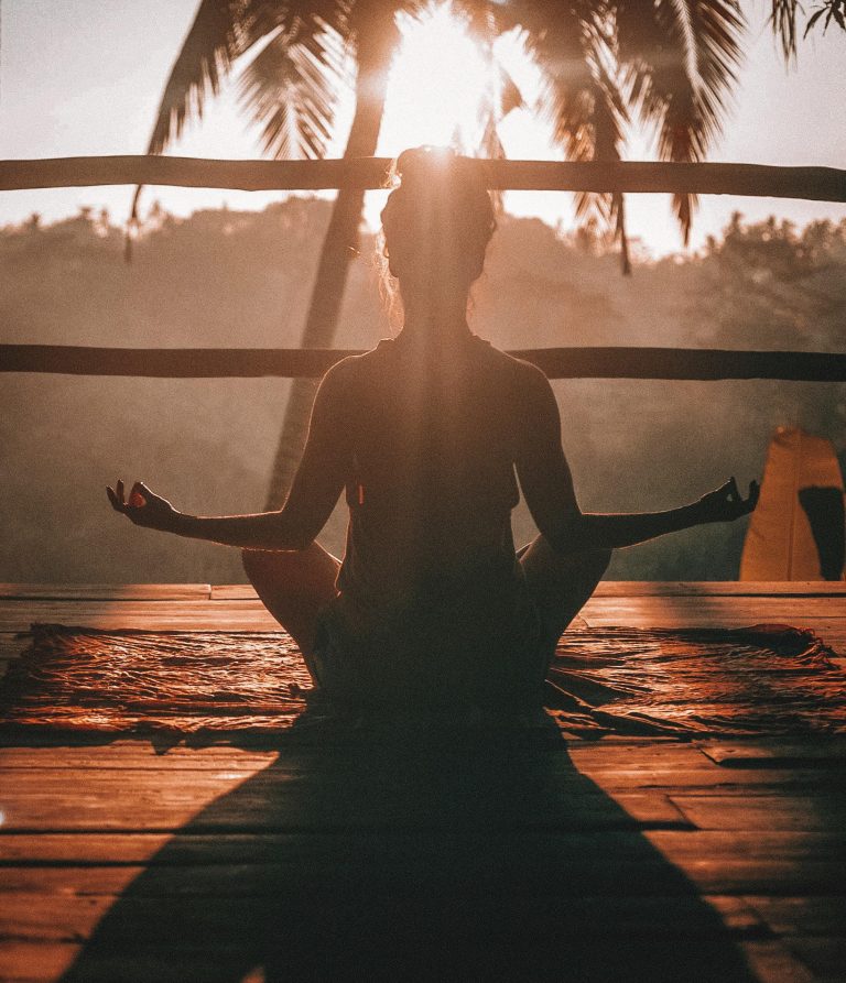Ons team Man beoefent ademhalingstechnieken en yoga voor betere nachtrust om snurken te verminderen